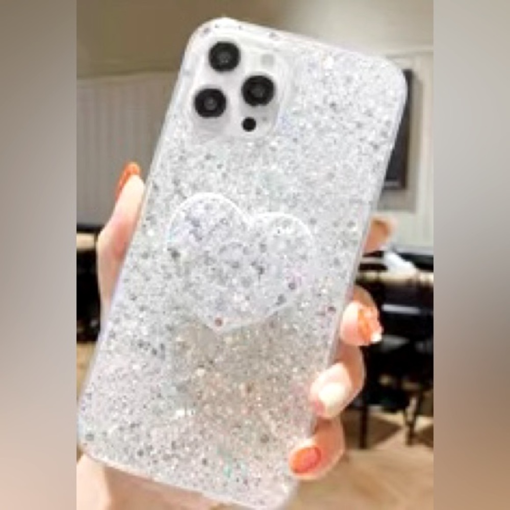 iPhone 14 pro clear phone case with heart-shaped pop socket. Perfect gift! 🤍